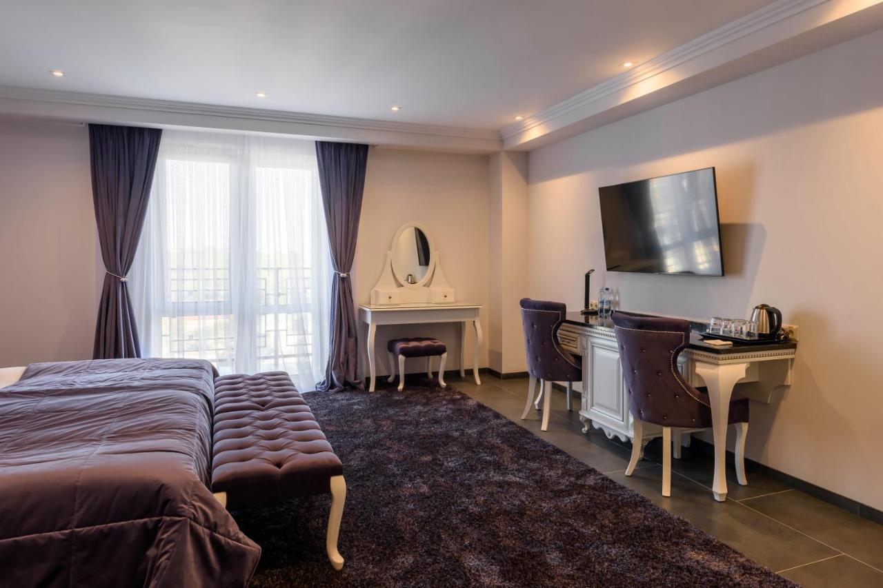 Grand Royal Otel Çernivtsi Dış mekan fotoğraf